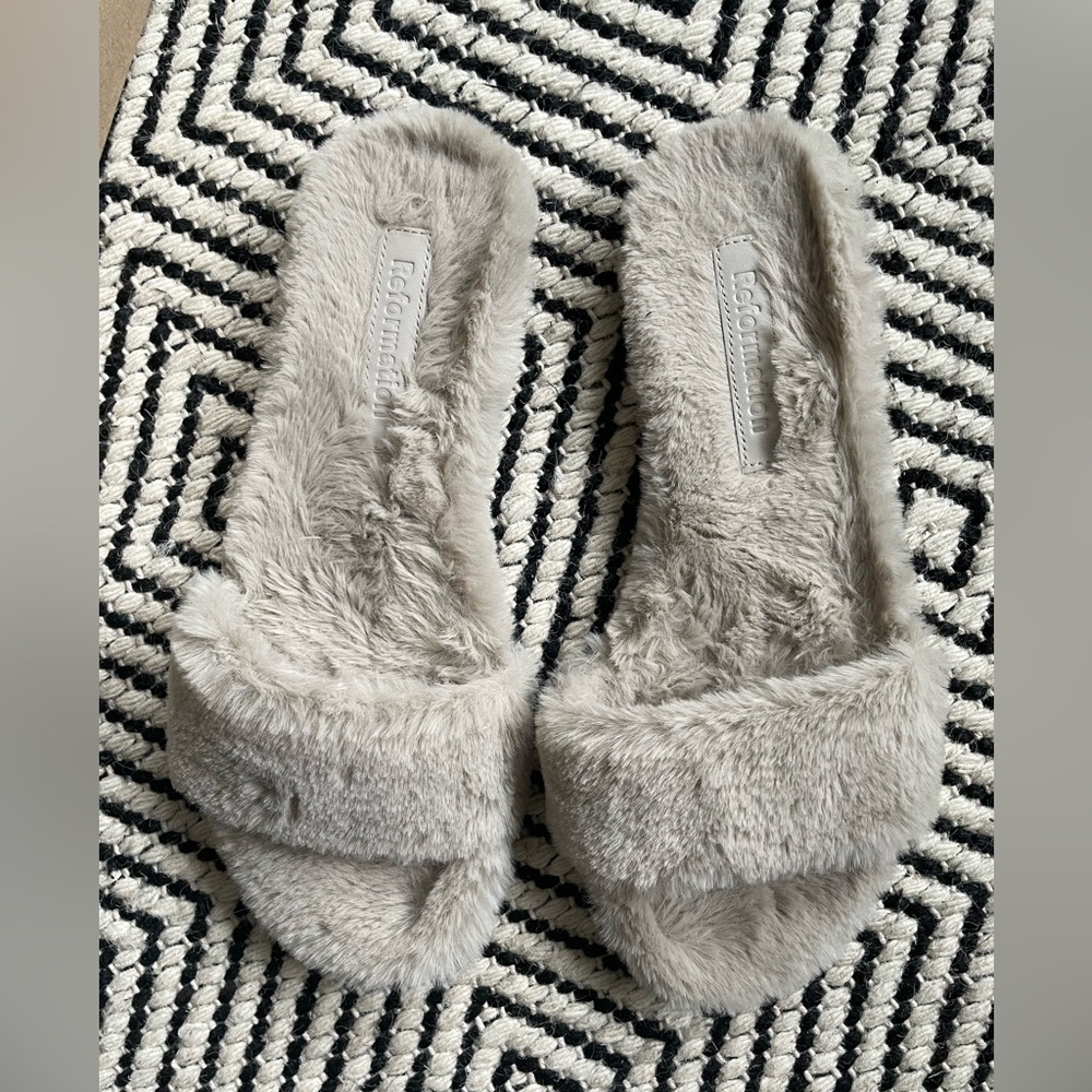 Reformation “Lottie” faux fur slides size 5.5